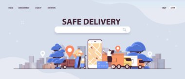 Akıllı telefon ekranında çevrimiçi ulaşım ve lojistik dijital alışveriş uygulaması kullanan güvenli servis elemanları