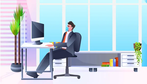 Homme d'affaires masqué assis sur le lieu de travail homme d'affaires travaillant dans le bureau concept de quarantaine coronavirus — Image vectorielle