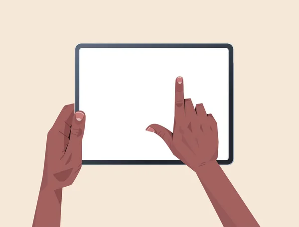 Manos humanas afroamericanas sosteniendo la tableta PC con pantalla táctil en blanco utilizando el concepto de dispositivo digital — Vector de stock