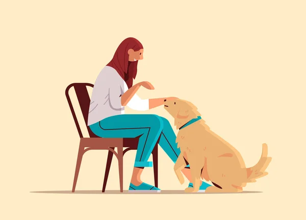 Jonge vrouw besteden tijd met hond vrouwelijke eigenaar en schattig huisdier vriendschap met huisdier concept — Stockvector