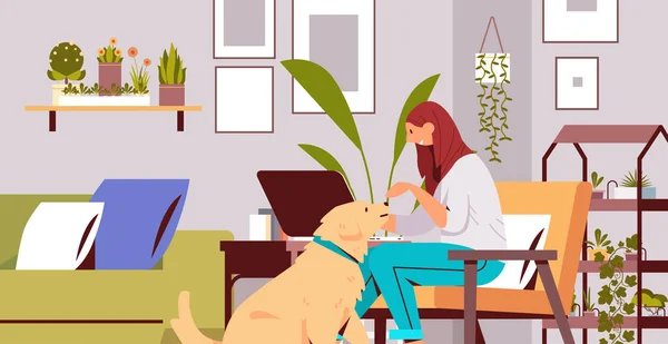 Joven mujer pasando tiempo con perro femenino propietario y lindo animal doméstico amistad con mascota concepto — Vector de stock