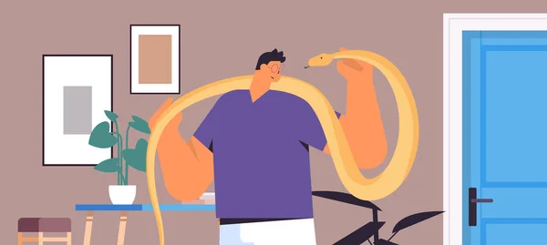 Elinde sarı piton yılanı olan adam tehlikeli bir sürüngen evcil hayvan oturma odasına sahip. — Stok Vektör
