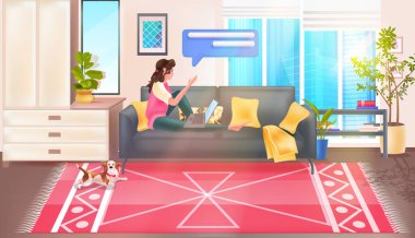 Kadın laptopta sohbet uygulaması kullanıyor sosyal medya ağı çevrimiçi iletişim konsepti oturma odası iç mekanı