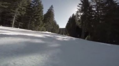 tepeden aşağı kaymak snowboarder