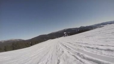 tepeden aşağı kaymak snowboarder