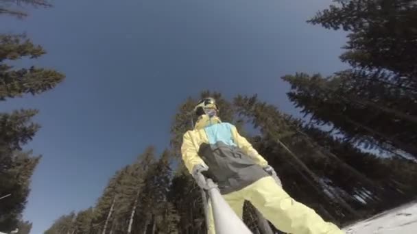 Snowboarder deslizando pela colina — Vídeo de Stock