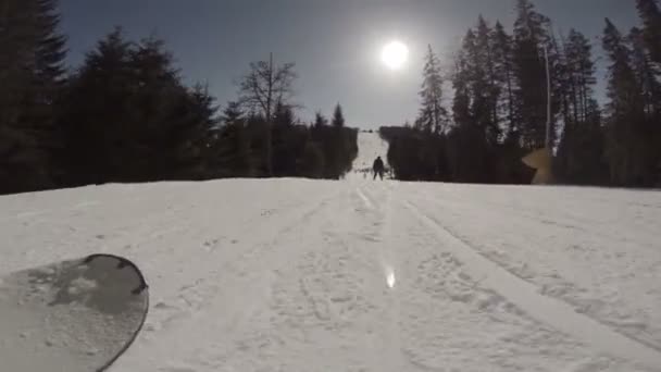 Snowboarder glijdend van de heuvel — Stockvideo