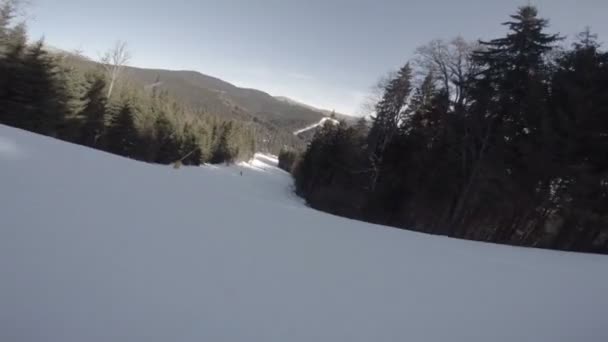 Snowboarder rutscht den Berg hinunter — Stockvideo