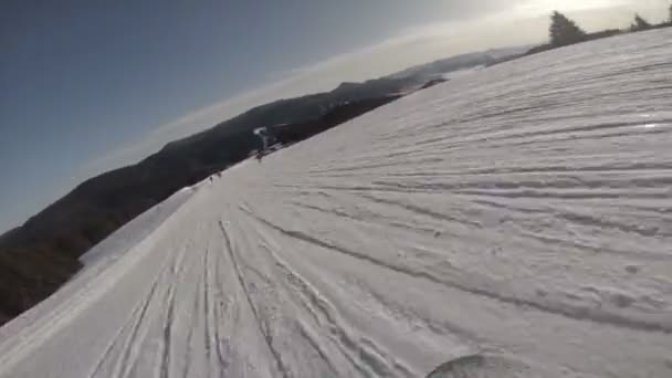 स्नोबोर्डर पहाड़ी से नीचे फिसल रहा है — स्टॉक वीडियो
