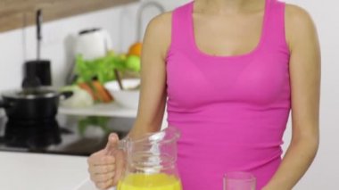 Portakal suyu içen kadın