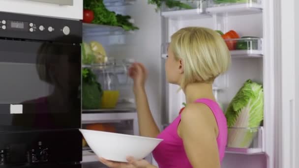 Femme obtient des légumes du réfrigérateur — Video