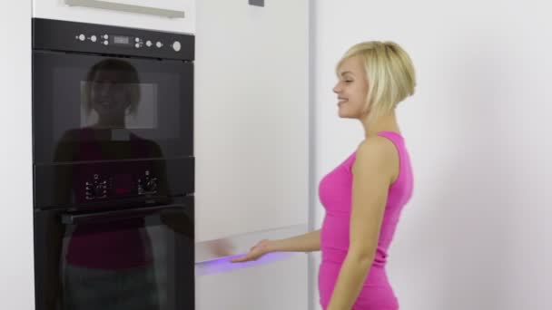 Жінка отримує яблуко від холодильника — стокове відео
