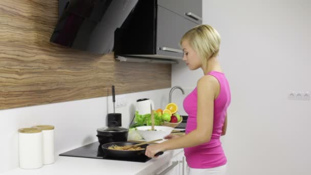 Mujer preparando la cena en casa — Vídeo de stock