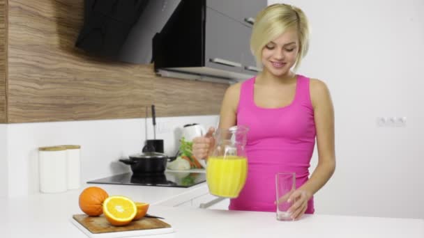 Mujer bebiendo jugo de naranja — Vídeos de Stock