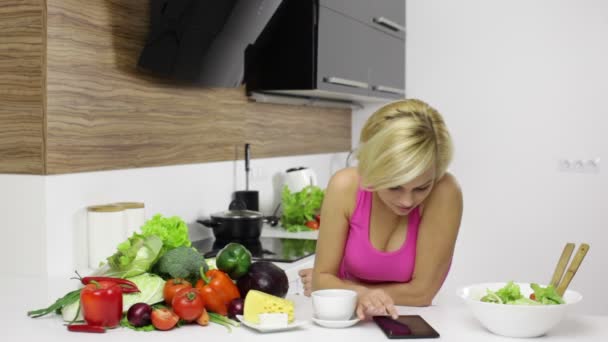 Femme utilisant un ordinateur tablette et boire du café — Video