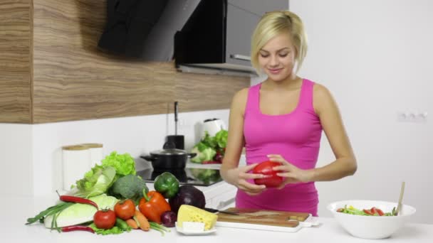 Frau hackt Paprika für Salat — Stockvideo