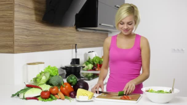 Mujer picando verduras — Vídeos de Stock