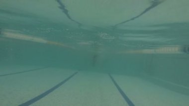 Sualtı Yüzme Havuzu içinde adam