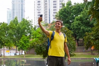 akıllı telefon kullanan erkek turist adam