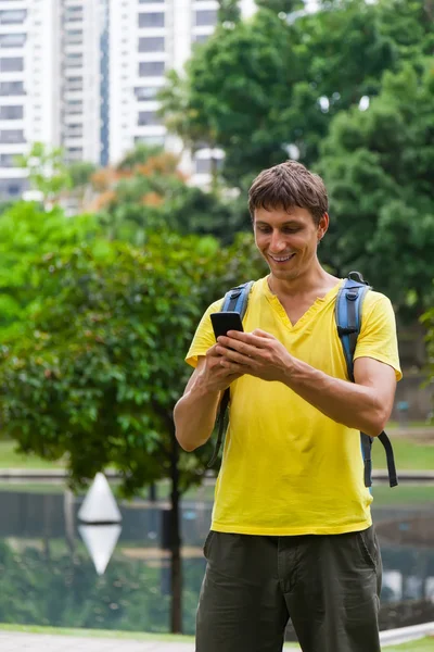 Muž muž turistické pomocí smartphonu — Stock fotografie