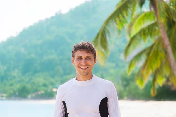 Homem na praia tropical — Fotografia de Stock