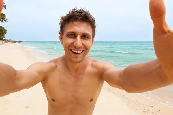 Turistické muž na pláži — Stock fotografie