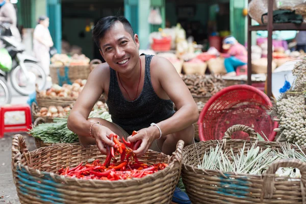 Asiático hombre en calle mercado —  Fotos de Stock