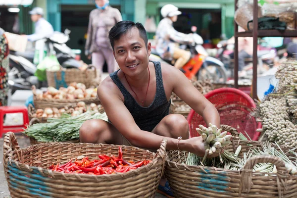 Asiático hombre en calle mercado —  Fotos de Stock