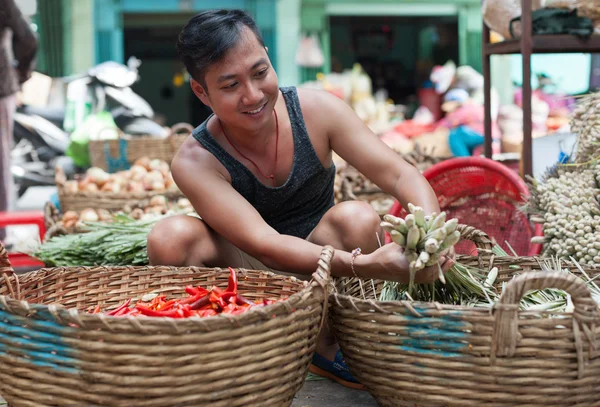 Asiático hombre en calle mercado —  Fotos de Stock