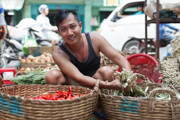 Asiático hombre en calle mercado —  Fotos de Stock