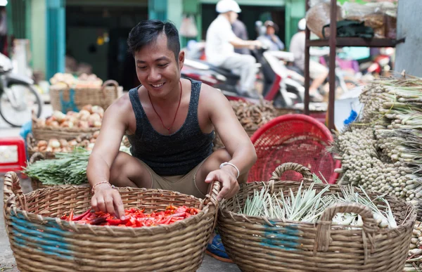 Asiatico uomo su strada mercato — Foto Stock