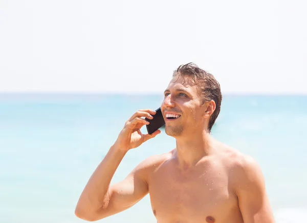 Akıllı telefon kullanan erkek turist adam Telifsiz Stok Imajlar