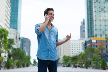 telefon ile yakışıklı adam