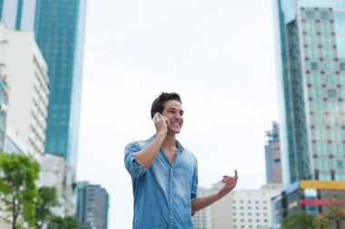 telefon ile yakışıklı adam