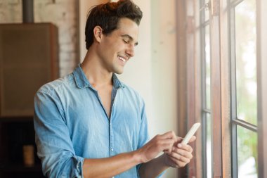 Akıllı telefon görüşmesi, iletişim kullanarak adam gülümseme
