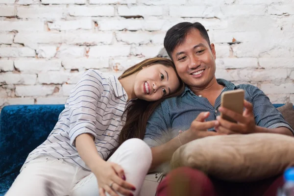 Asijský pár, pomocí mobilního telefonu — Stock fotografie