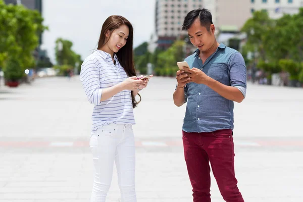 아시아 부부 셀 스마트 전화 메시지를 사용 하 여 — 스톡 사진