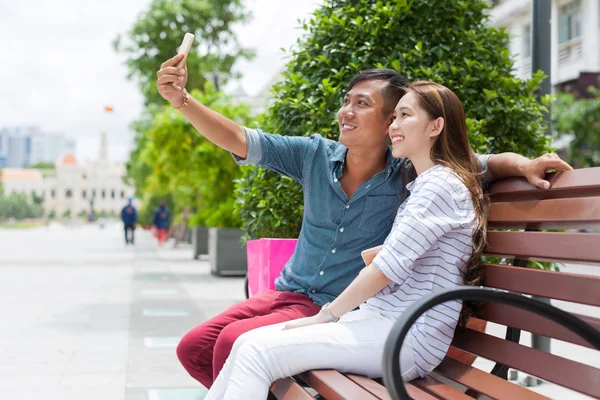 Ασιατικές ζευγάρι λαμβάνοντας selfie — Φωτογραφία Αρχείου