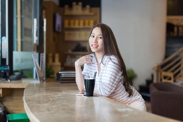 Азіатський жінка пити каву — стокове фото