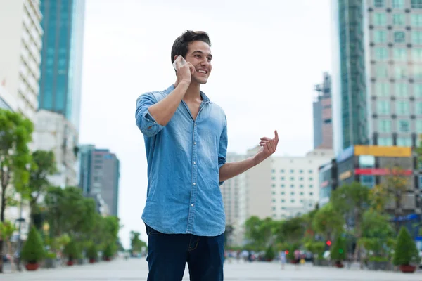 telefon ile yakışıklı adam