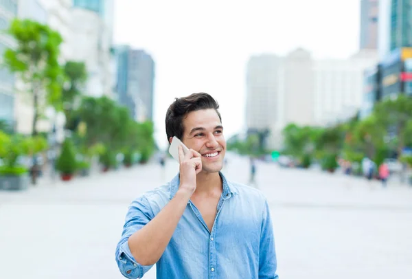 Bell'uomo con il telefono — Foto Stock