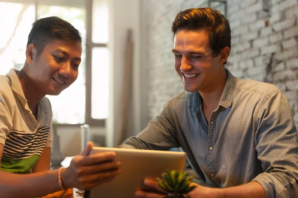 Hombres usando Tablet en Café — Foto de Stock