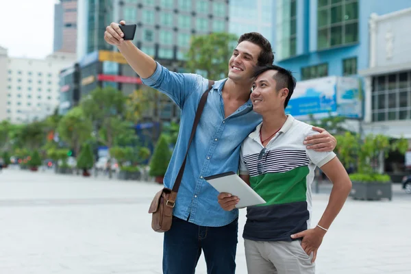 Touristes masculins prenant selfie — Photo