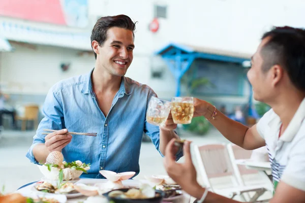 Touristen jubeln im Café — Stockfoto