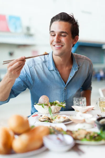 Mann isst asiatisches Essen — Stockfoto