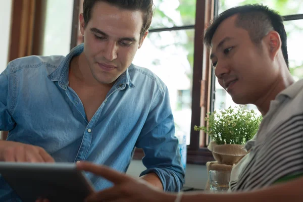 Hombres usando Tablet en Café — Foto de Stock