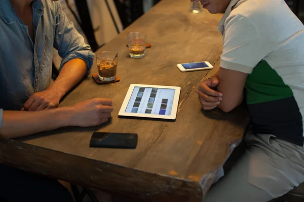 Män använder TabletPC — Stockfoto