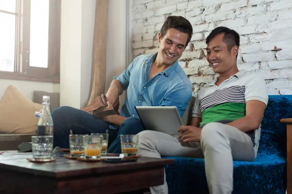 Mannen met behulp van Tablet PC op Cafe — Stockfoto