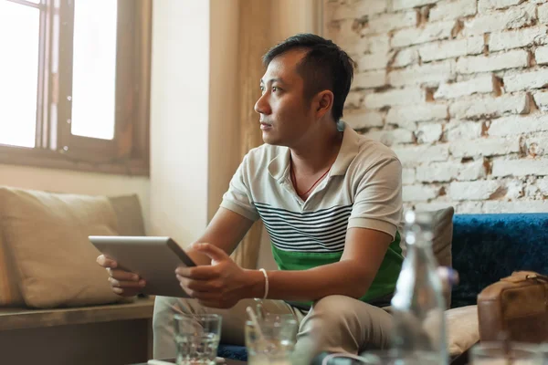 Asiatiska man använder TabletPC — Stockfoto