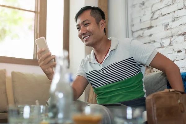 Homem usando telefone — Fotografia de Stock